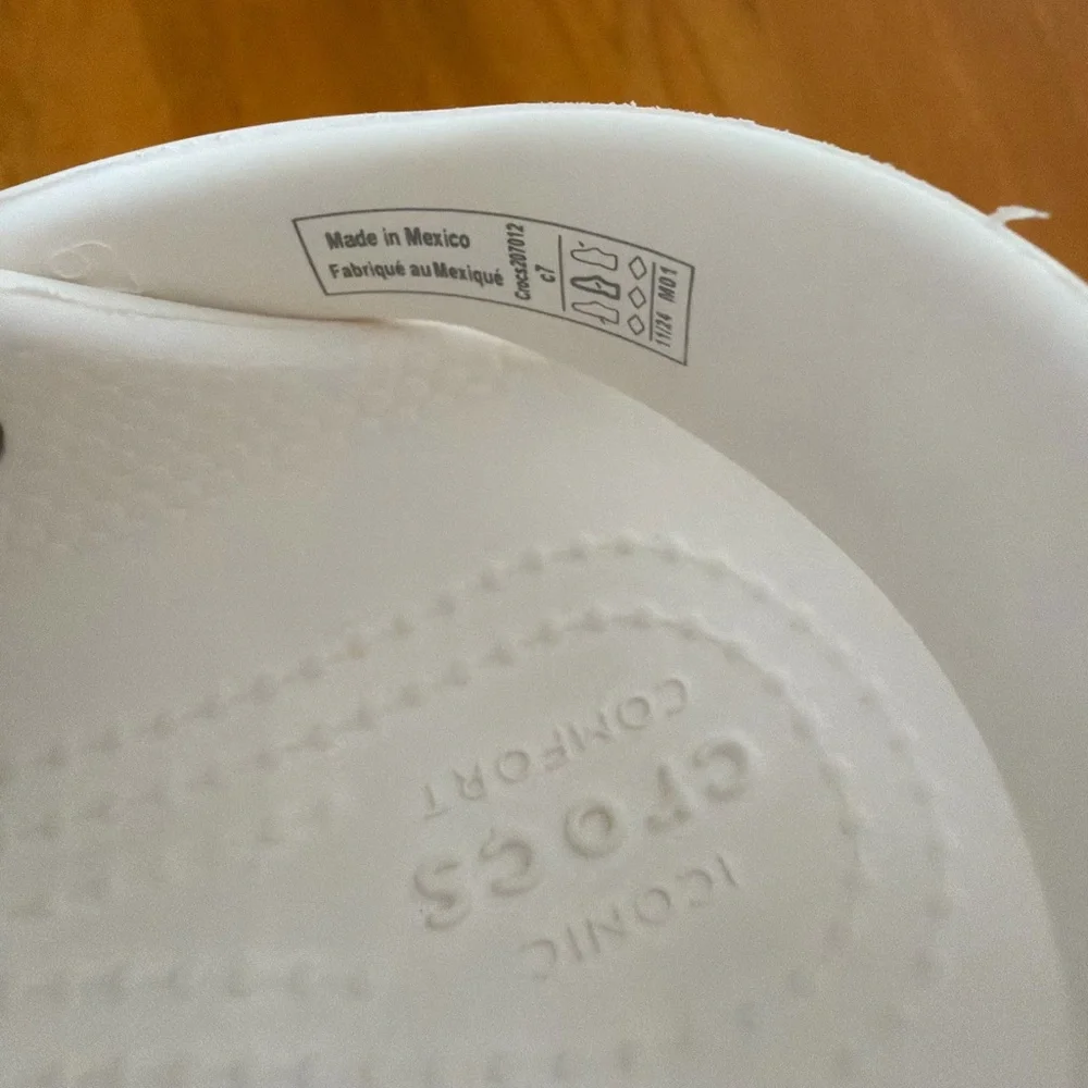 White Iconic CROCS Toddler Clogs - Cute Crocodile Detail , Comfy & Casual - 7C